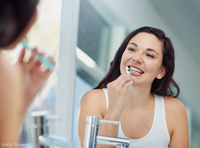 A fogmosás mellett a fogselymezés módszerét is érdemes kipróbálni a fogaid ápolására
