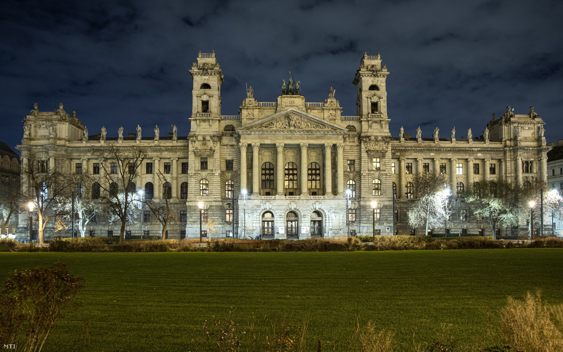 Az egykori igazságügyi palota épülete a Kossuth téren 2021. január 8-án
