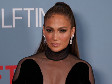 Jennifer Lopez fehérnemű nélkül hívta fel magára a figyelmet új filmje premierjén