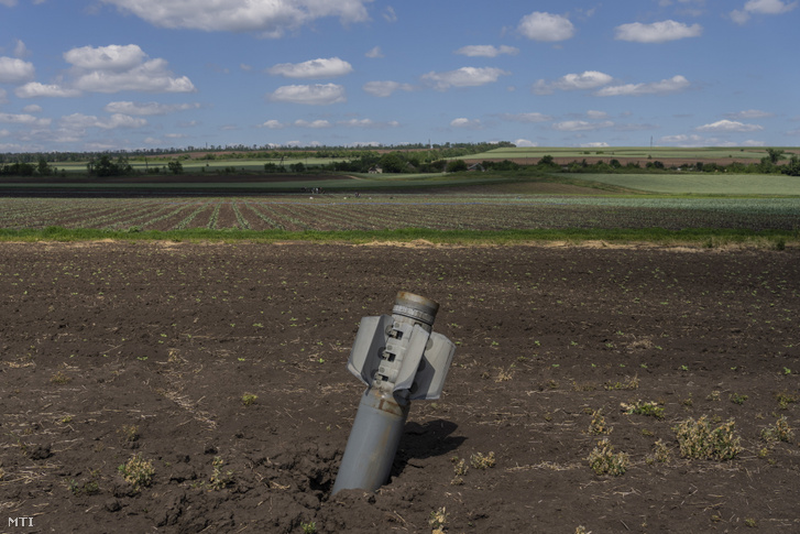 Fel nem robbant orosz rakéta a földbe fúródva egy mezőn a kelet-ukrajnai Szoledar település közelében 2022. június 7-én