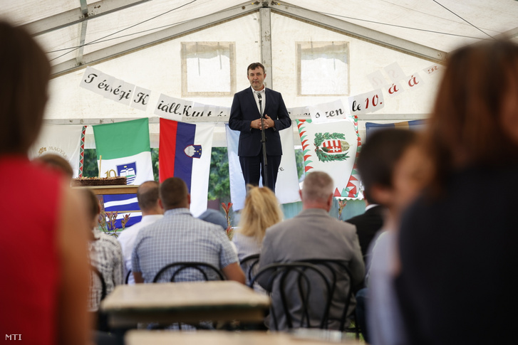 Palkovics László technológiai és ipari miniszter beszédet mond a Zala megyei Felsőrajkon, a nemzetközi térségi kiállítás és vásáron 2022. június 11-én
