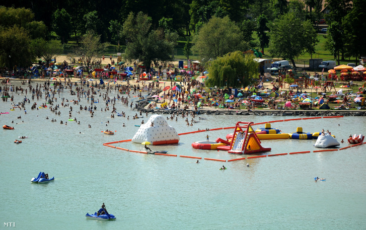 Fürdőzők a balatonalmádi strandon 2011. július 9-én