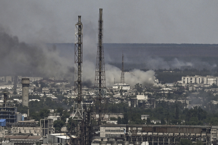 Füst száll fel Szeverodonyeck városából 2022. június 9-én