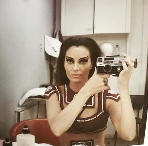 Lee Meriwether színésznő Polaroiddal készült tükörszelfije a Star Trek sorozat forgatásán (1968)