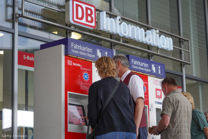 9 eurós jegyet vásárolnak Gesundbrunnen állomáson 2022. június 7-én