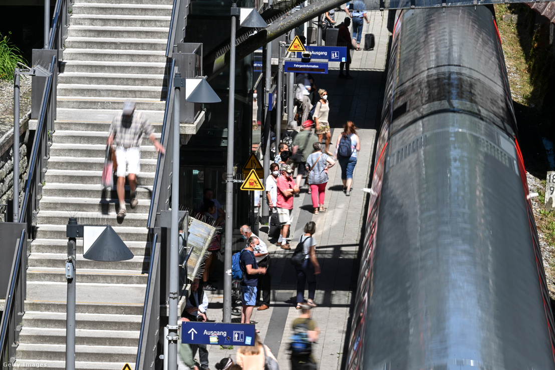 Utasok szállnak fel egy regionális vonatra 2022. június 12-én Überlingen Am Bodensee állomásán
