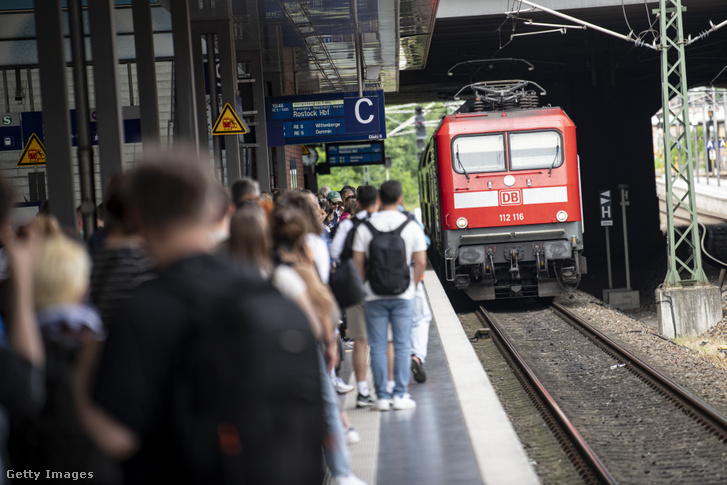 Utasok várják a vonatot Berlinben 2022. június 11-én