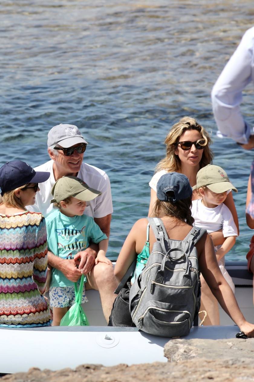 Richard Gere és Alejandra kisfiaikkal nyaralnak Formentera szigetén.