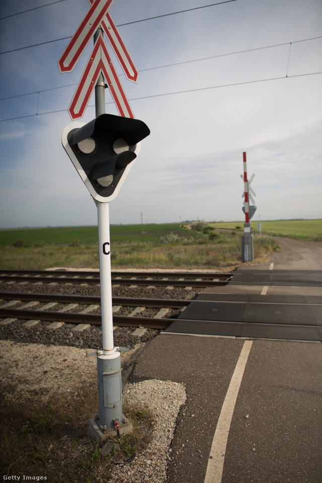 A vasúti átkelőknél megfelelő elővigyázatossággal elkerülhető a baleset
