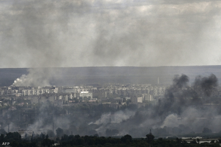 Füst száll fel Szeverodonyeck városából 2022. június 7-én