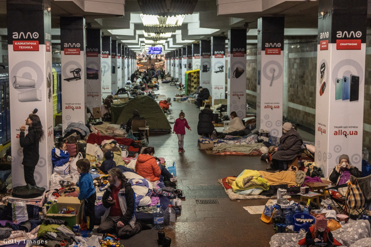 Harkivi metróállomás menedéket kereső helyi lakosokkal 2022. március 28-án