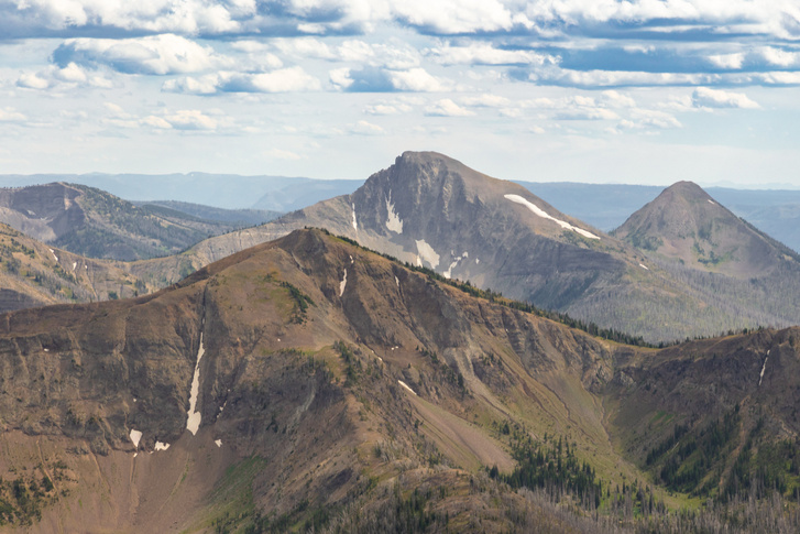 A First Peoples Mountain (középen) a Top Notch Peak (előtérben) és a Mt. Stevenson (jobbra hátul) között az Avalanche Peak felől nézve