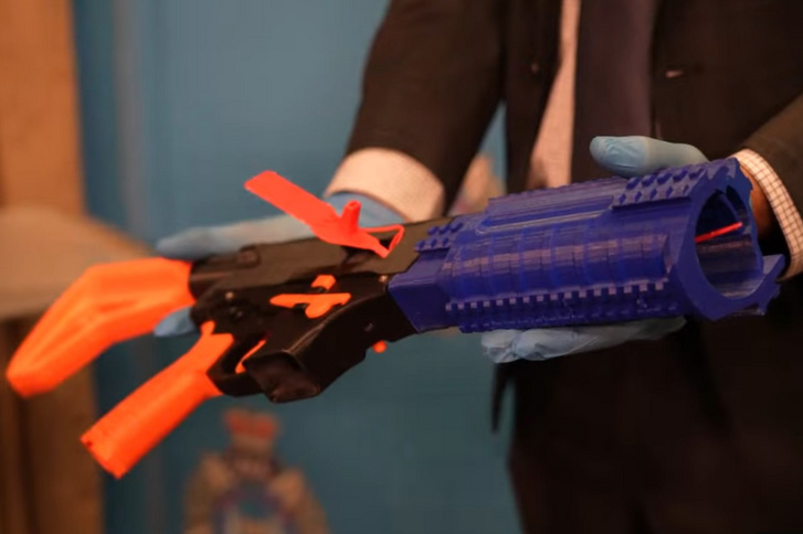 A lefoglalt 3D nyomtatott lőfegyver Blair Smith nyomozó kezében