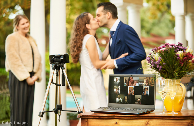 Ma már akár egy esküvőn is részt lehet venni online, a modern technikának köszönhetően