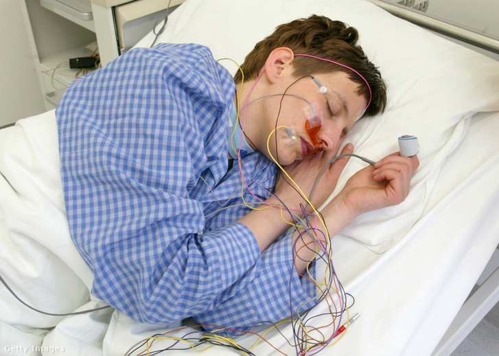 Páciens egy berlini alváslaborban – a kép illusztráció