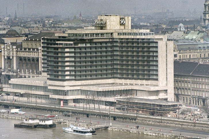 A Hotel Duna Intercontinental szálloda épülete a pesti Duna-parton 1970. március 26-án