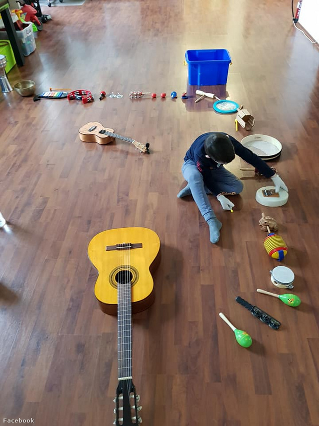Egy gyermek különféle hangszerekkel