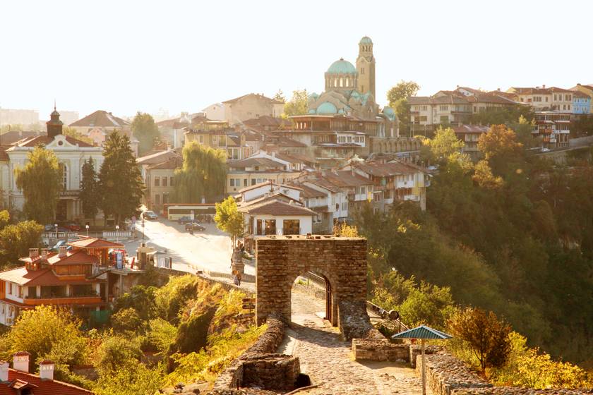 Bulgáriában már nemcsak a tengerpart számít vonzó úti célnak, hanem a gazdag kultúrájú, sokszínű főváros, Szófia is. A város szimbóluma az Alekszander Nevszki-székesegyház, de a török hódoltság idejéről maradt Banja Basi-mecset is figyelemreméltó. A Szófia fölé magasodó Vitosa-hegység a túrázás szerelmeseinek kínál számos kirándulóútvonalat.
