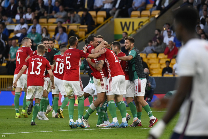 A magyar csapat gólöröme Sallai Roland második gólja után a labdarúgó Nemzetek Ligája 4. fordulójában játszott Anglia-Magyarország mérkőzésen a wolverhamptoni Molineux Stadionban 2022. június 14-én. A magyar válogatott 4-0-ra győzött.