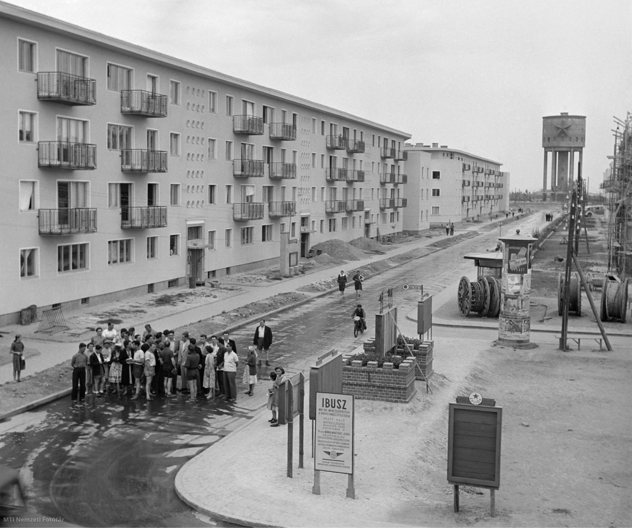 Sztálinváros, 1952. augusztus 10. A Szakszervezetek Országos Tanácsának (SZOT) francia és svéd vendégei megtekintik az épülő sztálinvárosi lakótelepet.