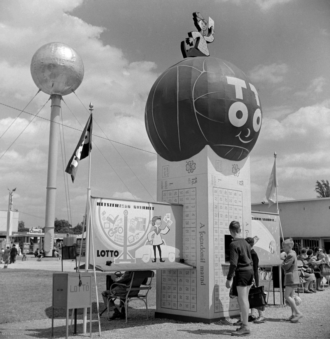 Budapest, 1957. június 7. A szerencsejátékokat, a lottót és a totót hirdeti egy pavilon a Budapesti Ipari Vásáron. A háttérben, balra a Bányászati Építő Vállalat előregyártott víztornya. 
