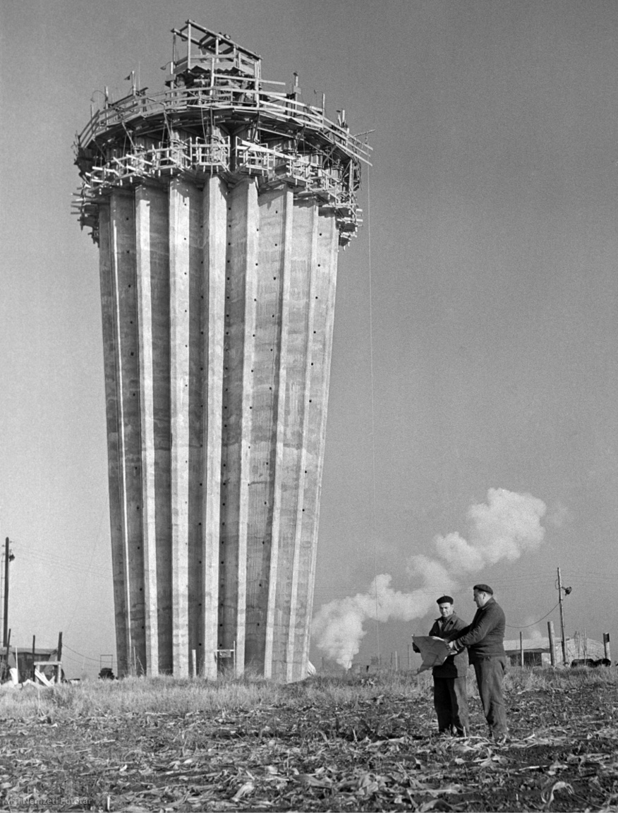 Sztálinváros, 1961. november 22. A Dunai Szalmacellulózgyár épülő, 52 méter magas víztornya, melyet az 1. sz. Mélyépítő Vállalat dolgozói csúszózsaluzással építenek, az előtérben Molnár Gábor vasszerelő brigádja anyagot válogat.