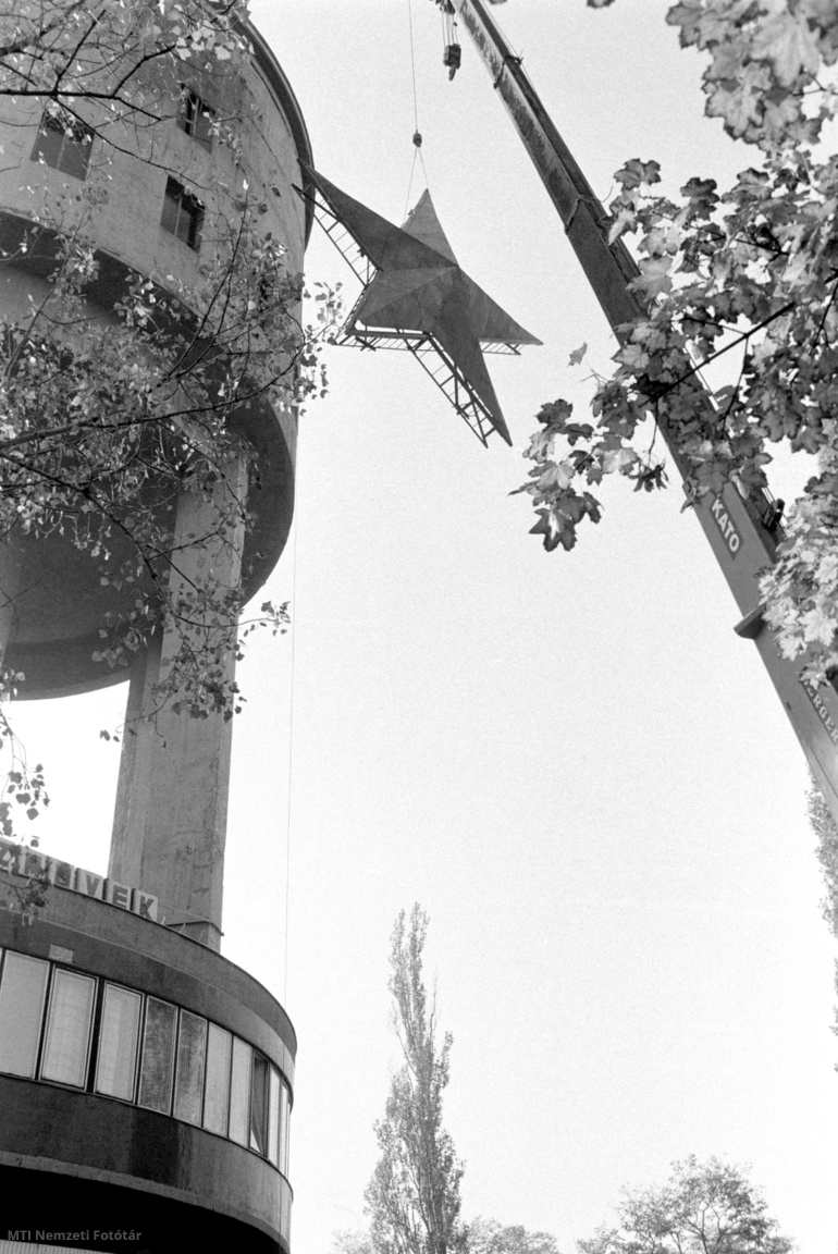 Dunaújváros, 1989. október 20. A 10 méter magas, egytonnás vörös csillagot az Intercisa Kisszövetkezet szakemberei 40 méter magasságból daruval emelik le egy víztorony tetejéről Dunaújvárosban.