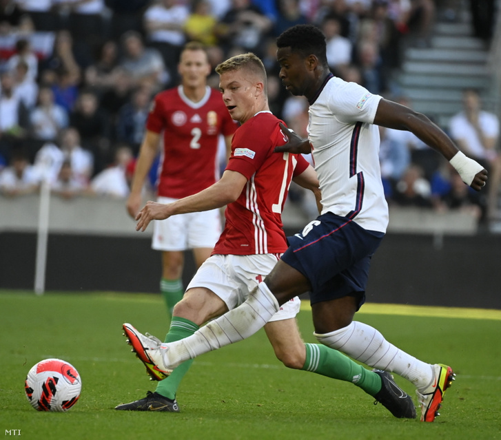 Schäfer András (b) és az angol Marc Guéhi a labdarúgó Nemzetek Ligája 4. fordulójában játszott Anglia–Magyarország-mérkőzésen a wolverhamptoni Molineux Stadionban 2022. június 14-én