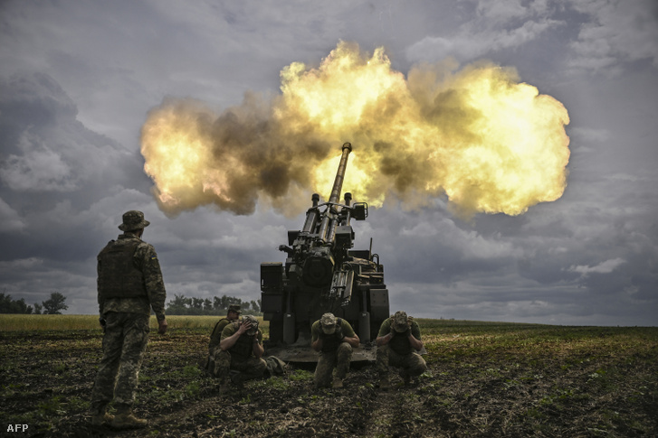 Ukrán katonák a donbászi frontvonalánál Ukrajnában 2022. június 15-én