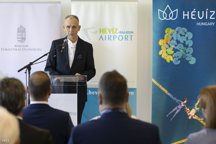 Papp Gábor (Fidesz–KDNP), Hévíz polgármestere a Wizz Air első, Dortmund–Hévíz menetrend szerinti járata érkezése alkalmából tartott sajtótájékoztatón Sármelléken, a Hévíz–Balaton nemzetközi repülőtéren 2022. június 16-án