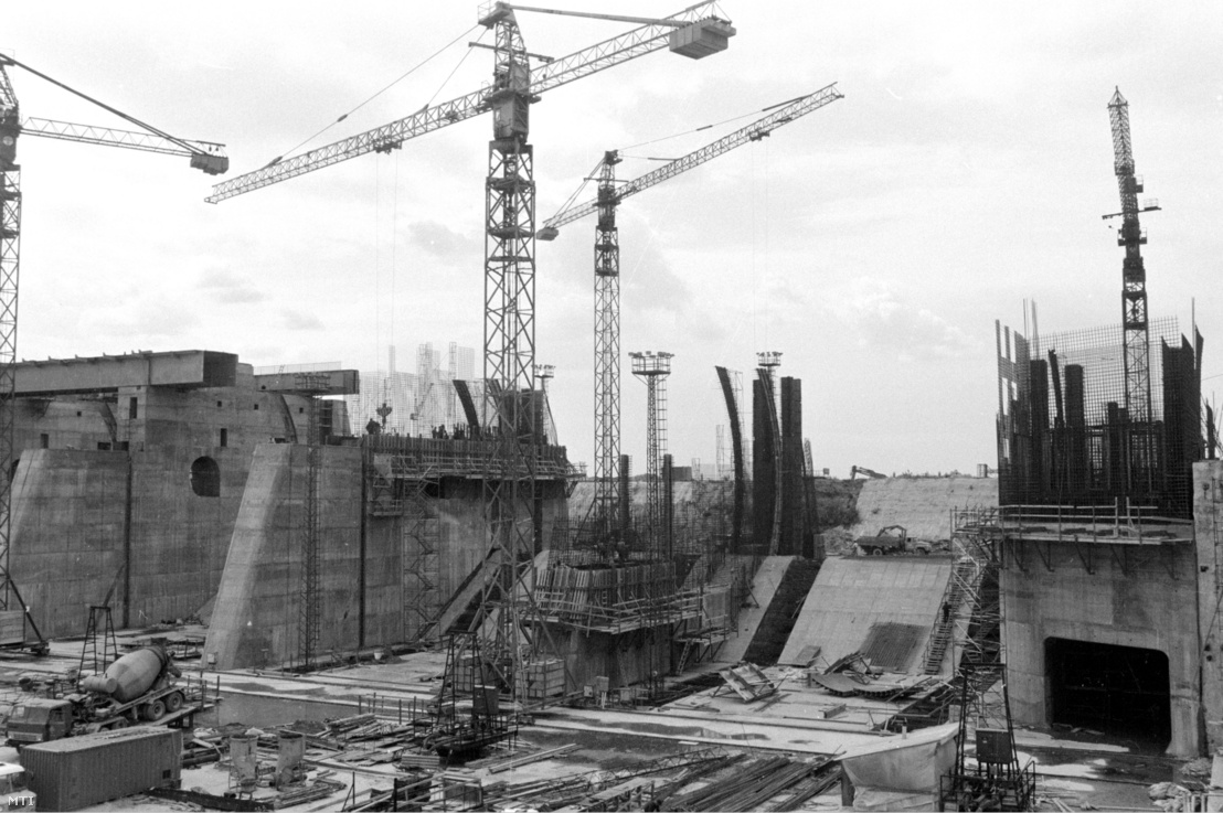 Folyik a pillérek betonvasszerelése zsaluzása betonozása a bős–nagymarosi vízlépcsőrendszerhez tartozó duzzasztómű építésének alvízi oldalán 1988. augusztus 30-án