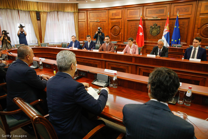 Mevlut Cavusoglu török külügyminiszter találkozik Ana Brnabic szerb miniszterelnökkel Belgrádban, Szerbiában 2022. június 16-án