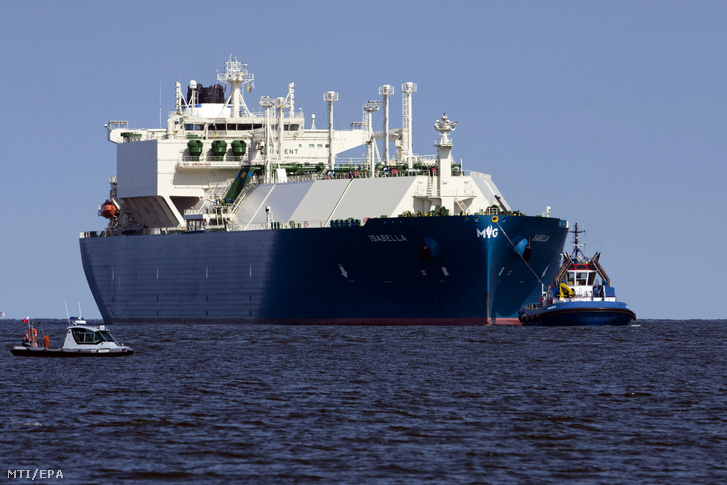 Az amerikai cseppfolyósított földgázt (LNG) szállító Isabella tartályhajó a lengyelországi Świnoujście LNG-terminál kikötőjébe érkezik 2022. április 28-án