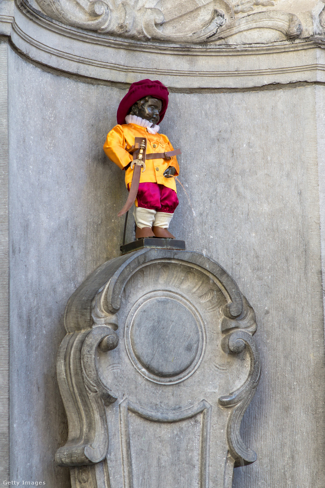 Kevesen tudják, de a Stoofstraat és az Eikstraat sarkán, a főtérhez közel található alkotás nem az eredeti szobor: az első, 1619-ben készült pisilő kisfiút a Grand Place Múzeumban őrzik