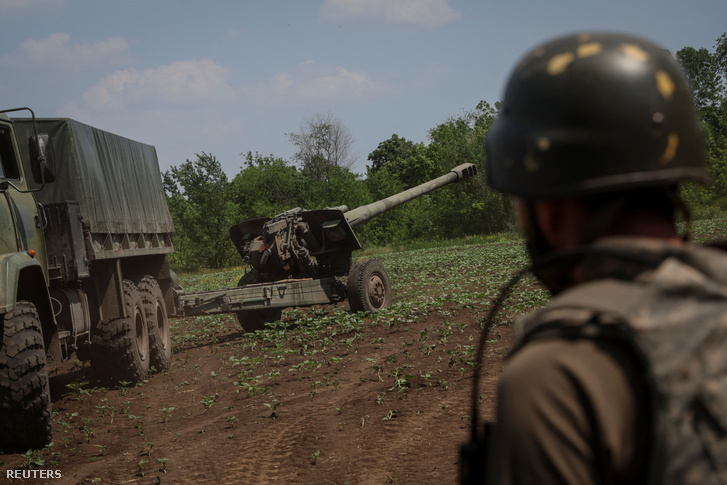 Ukrán katona Bakhmut közelében 2022. június 12-én