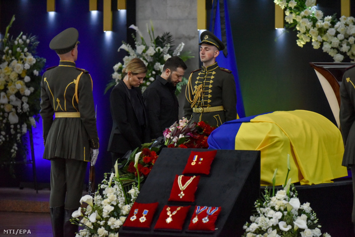 Volodimir Zelenszkij ukrán elnök (b3) és felesége Olena Zelenszka lerója kegyeletét Leonyid Makarovics Kravcsuknak a független Ukrajna elsõ elnökének koporsójánál a Kijevben rendezett temetésen 2022. május 17-én