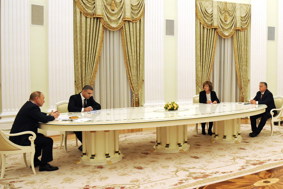 A Kreml által közreadott képen Vlagyimir Putyin orosz elnök (b) és Orbán Viktor miniszterelnök (j) tárgyalása Moszkvában 2022. február 1-jén