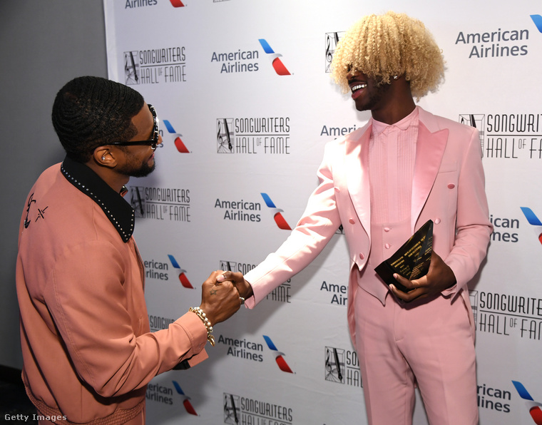 Az est egyik sztárvendége Usher volt, aki a kulisszák mögött köszöntötte a Hal David Starlight-díjjal jutalmazott Lil Nas X amerikai rappert