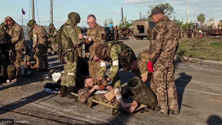 Evakuált ukrán katonák az Azovstal acélgyárából 2022. május 17-én