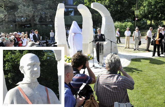 Kövér László beszéde a csütörtöki szoboravatón, balra az ideiglenesen rögzített fej