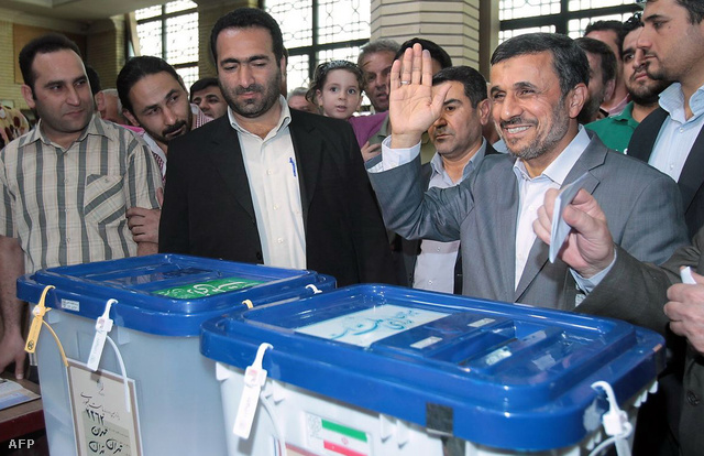 Mahmúd Ahmadinezsád távozó elnök leadja szavazatát