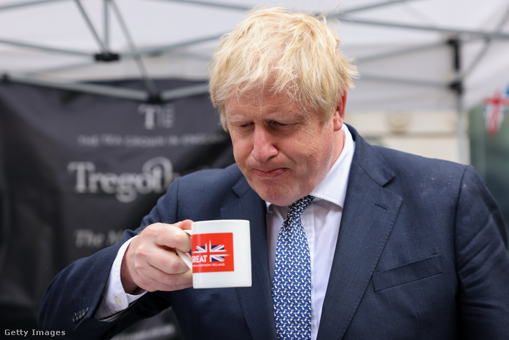 Boris Johnson brit miniszterelnök élvezi a természetes ízeket egy londoni piacon 2022 májusában