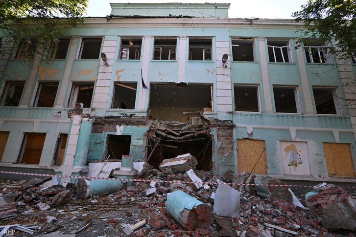 Egy lebombázott iskola Ukrajnában Donyeckben 2022. június 13-án