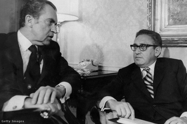 Richard Nixon elnök Henry Kissinger nemzetbiztonsági tanácsadóval a Waldorf-Astoriában 1972. november 25-én