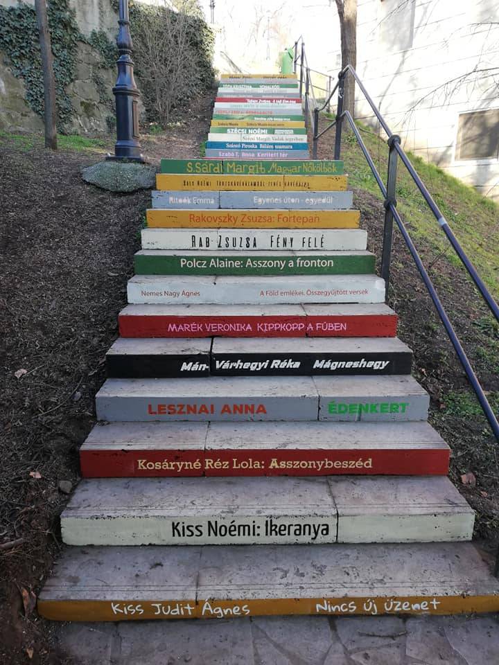 Mint a köztéri szobrok: a könyvekké változtatott lépcsőfokok célja sem csak a tisztelgés, hanem az ismeretterjesztés is