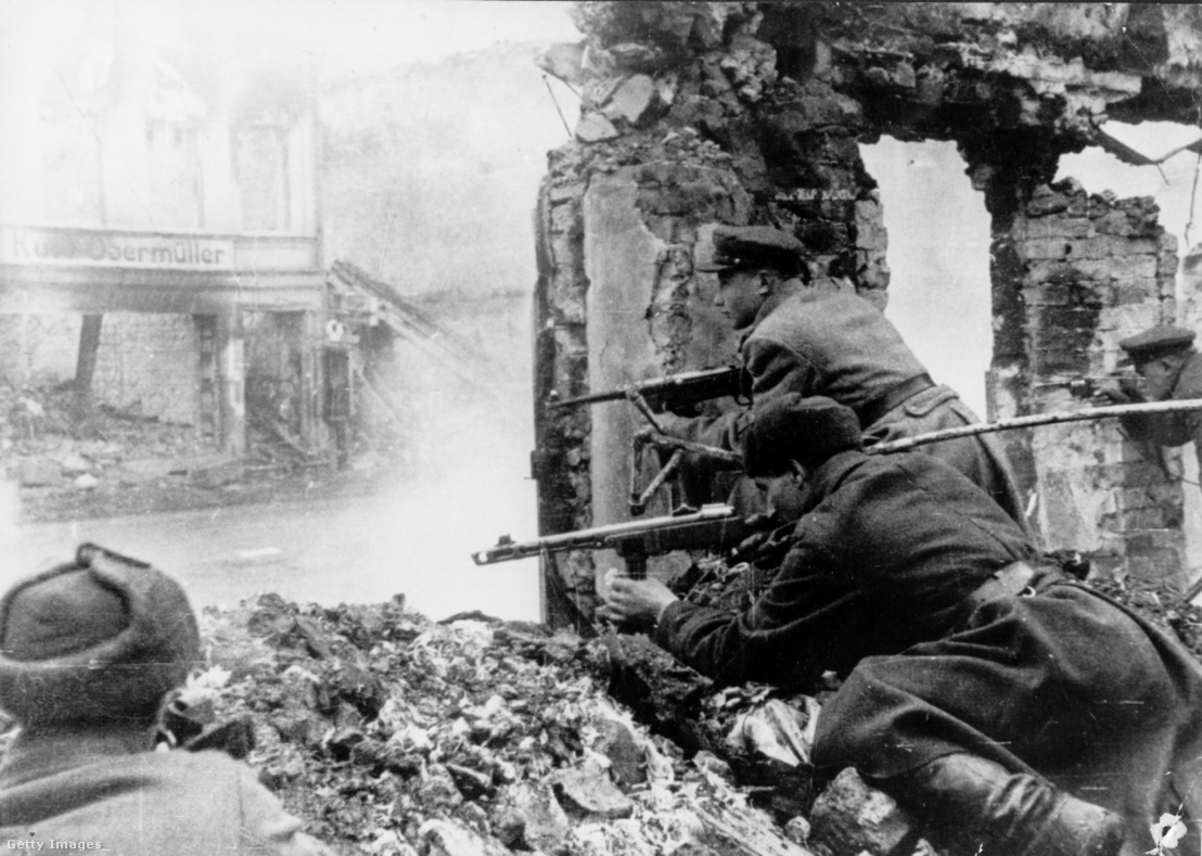 Szovjet csapatok harcolnak Königsberg külvárosában 1945. január 1-jén