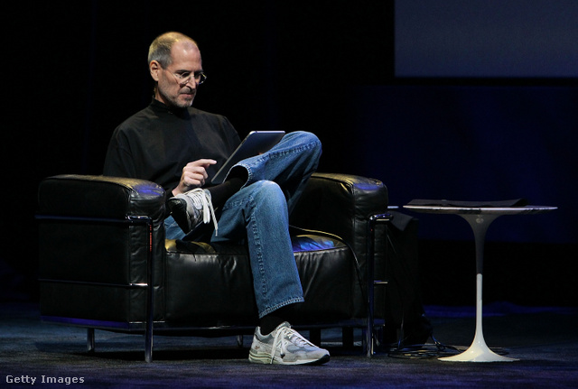 Steve Jobs és az ikonikus fekete garbó-kék farmer kombináció