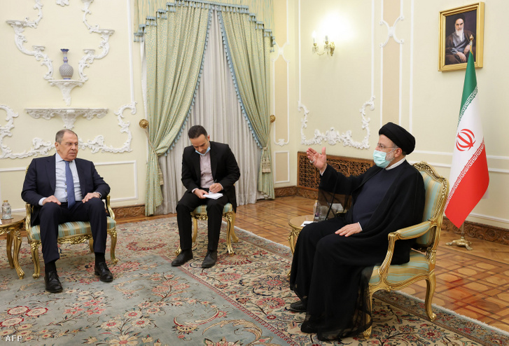 Ebrahim Raisi iráni elnök (j) találkozik Szergej Lavrov orosz külügyminiszterrel a fővárosban, Teheránban 2022. június 22-én