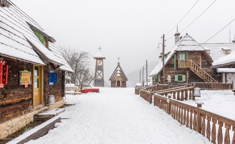 Drvengrad a téli időszakban is népszerű úti cél lehengerlő látképe és barátságos hangulata miatt.
