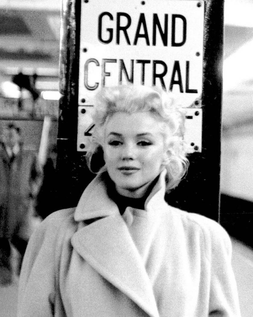 Marilyn Monroe egy egyszerű New York-i sétán, hétköznapi lányként.